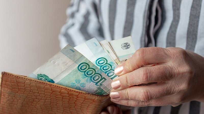 «Мой оклад — 9500 рублей. Мечтаю не думать о деньгах на еду». Сколько получают учителя из регионов и на что им хватает этих денег