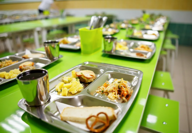 В Роспотребнадзоре оценили идею о бесплатном питании в средней школе