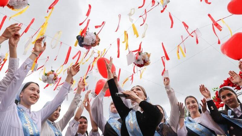 Минпросвещения определило единые дни последних звонков и выпускных в 2026 году