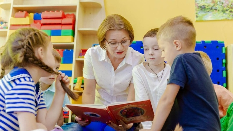 Дмитрий Чернышенко поблагодарил воспитателей за формирование у детей наших ценностей, интереса к учебе и познанию мира