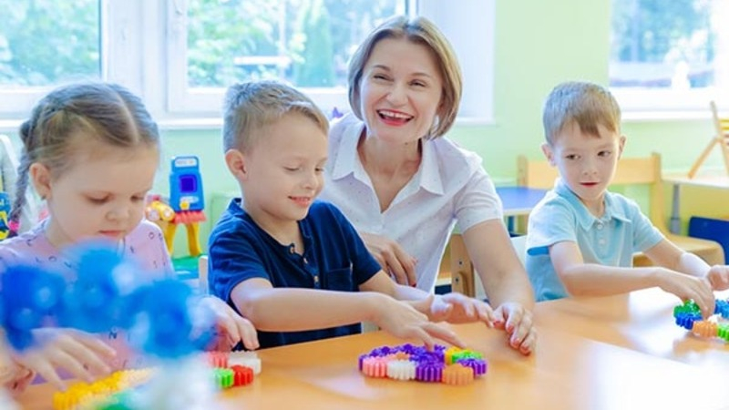 Президент РФ заявил о необходимости продлить время работы детсадов