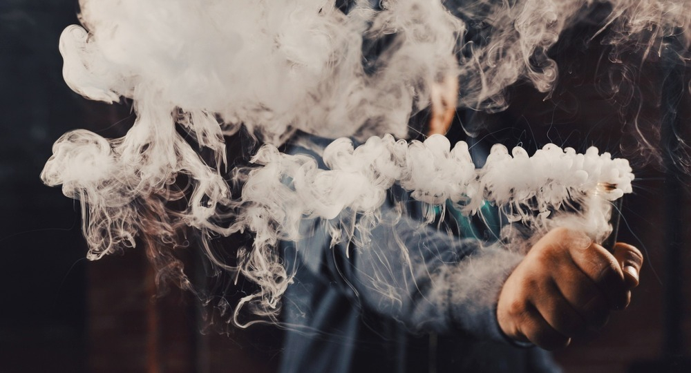 Учителям хотят дать право отбирать вейпы у школьников