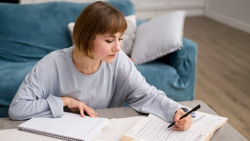 В Госдуме предложили снять с учителей обязанность проверять тетради дома