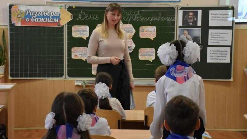 В октябре школьные звонки заиграют композициями, посвященными педагогам