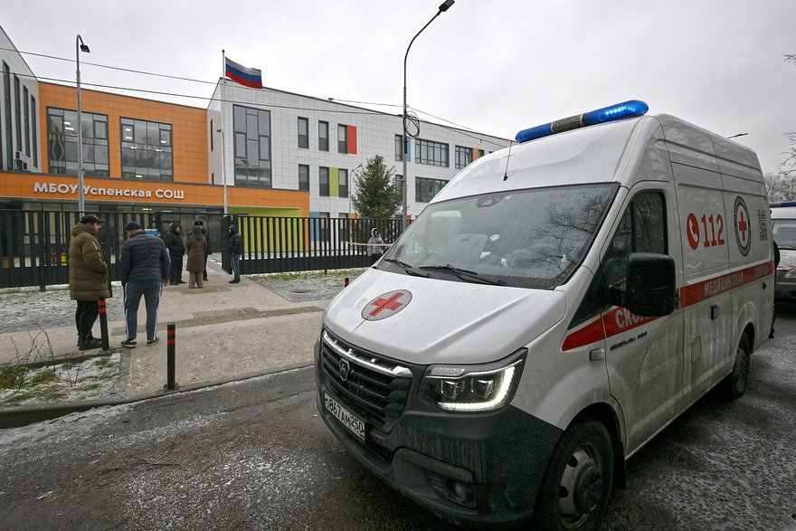 В Подмосковье подросток в балаклаве и с ножом напал на элитную школу!