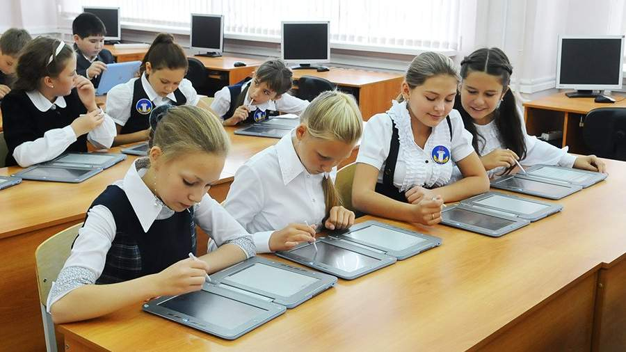 В российских школах не планируют применять электронные учебники