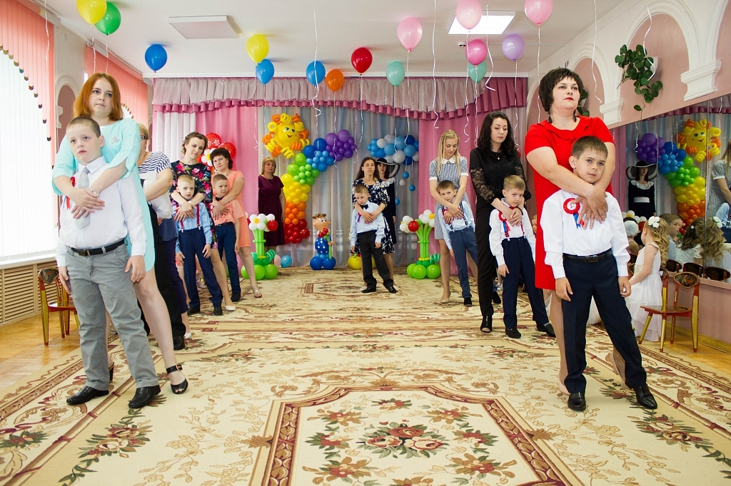 Роспотребнадзор объяснил, можно ли родителям прийти на утренники и выпускные